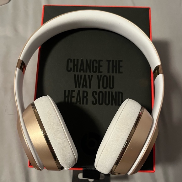 Beats Solo 3 Wireless Special Edition Gold Headphones - Picture 2 of 14